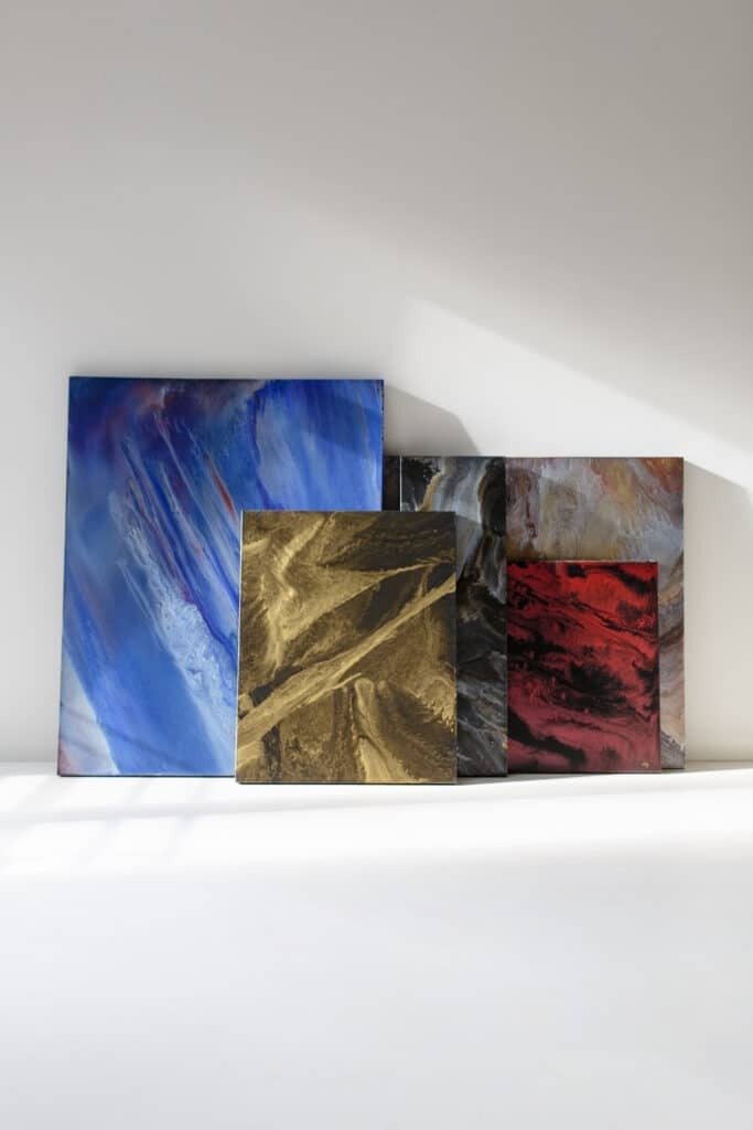 The artist KIKA exhibits his paintings at 4 rue de Wattignies