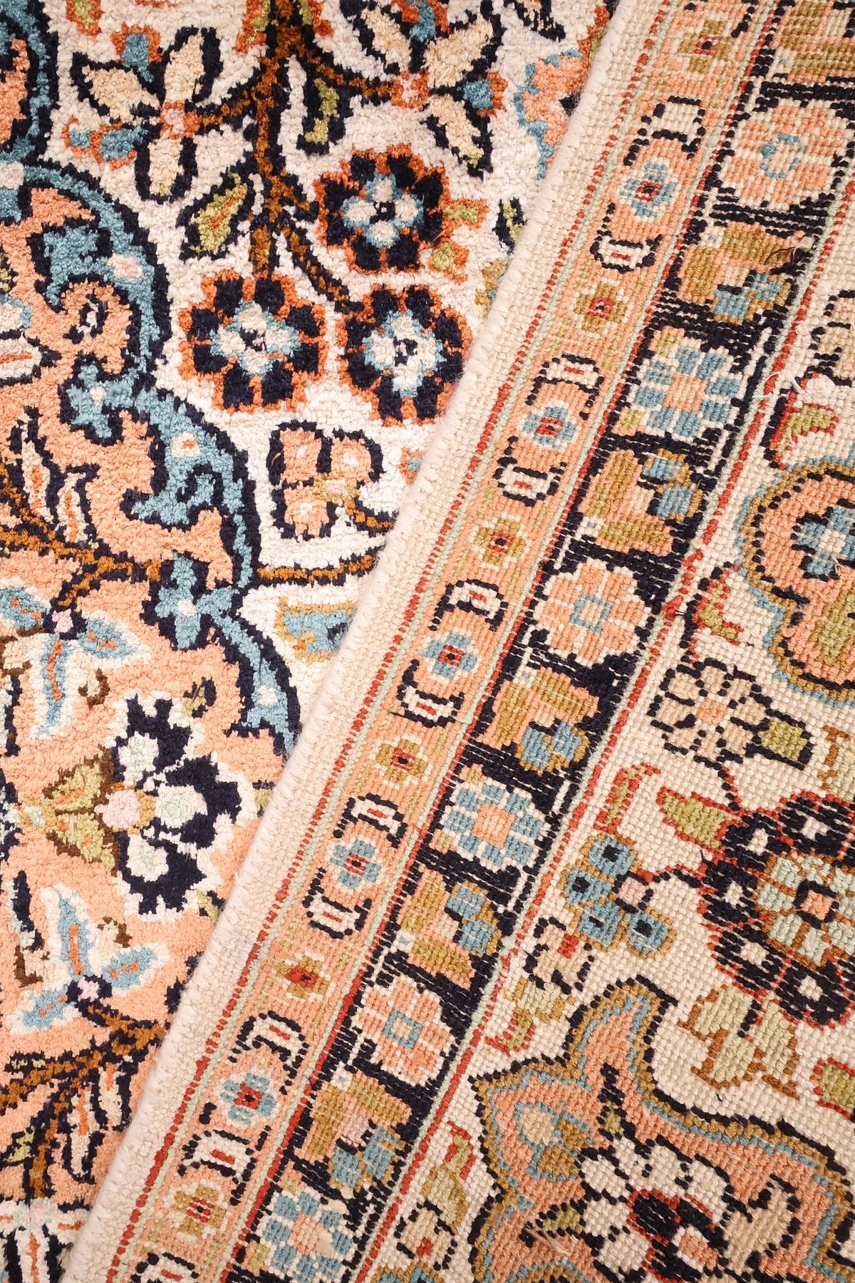 Coin replié du tapis Cachemire 170 × 111 cm, contre-bordures beiges à fleurs