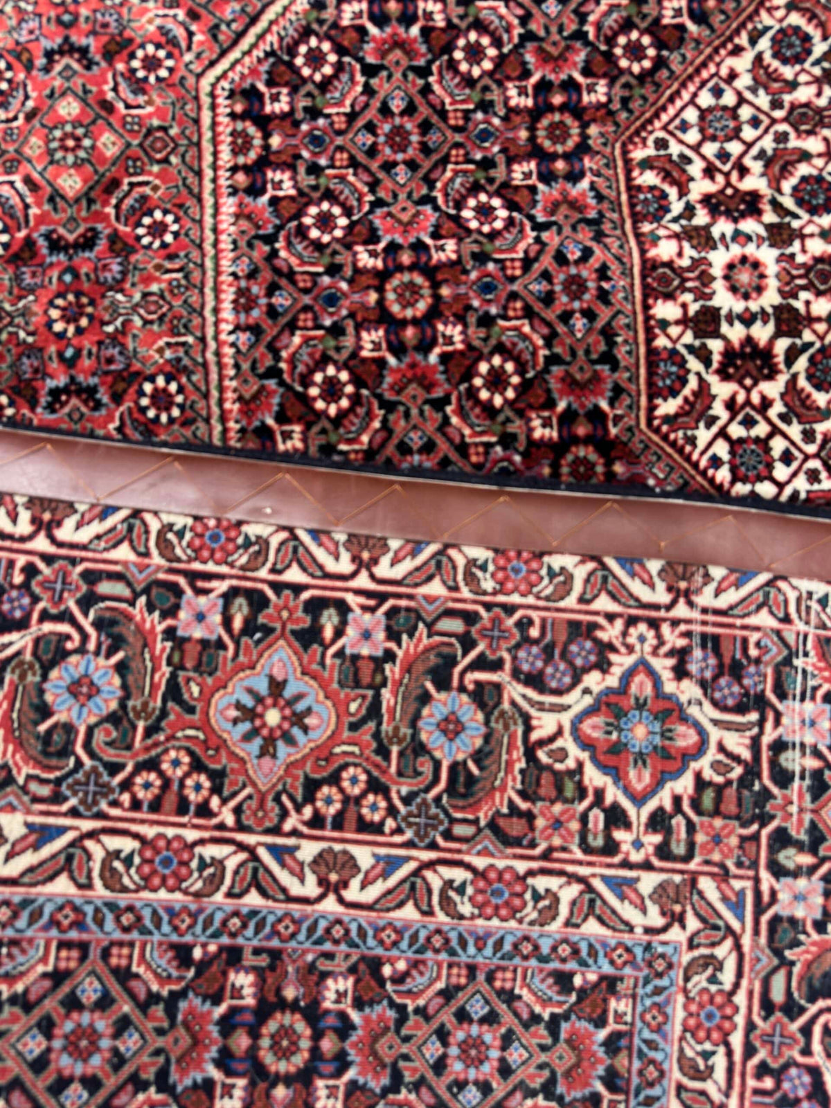 Texture et nouage dense d’un tapis Bidjar d’Iran fait main 254 x 250 cm