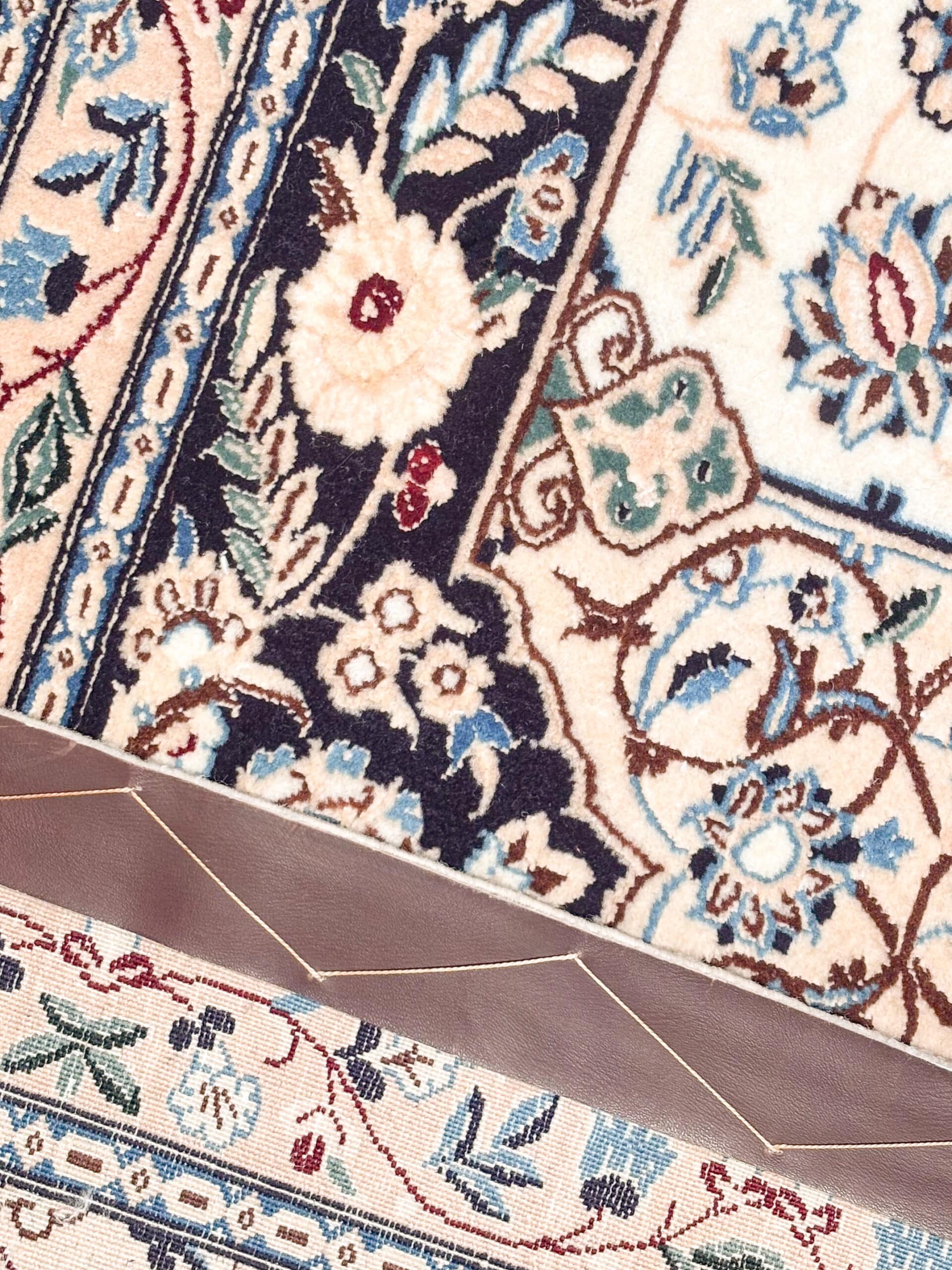 Détail nouage fin tapis Naïn 6La laine et soie motifs persans traditionnels