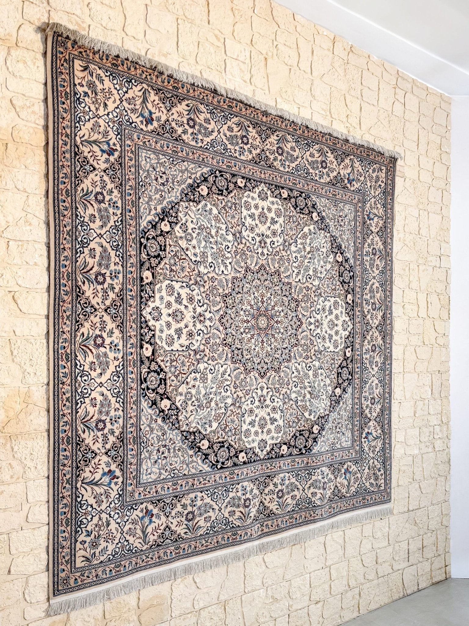Tapis iranien Naïn carré 200x205cm tons bleus beiges décoration intérieur raffiné