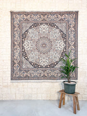 Tapis persan Naïn 6La 200x205cm fait main avec médaillon central bleu et motifs floraux
