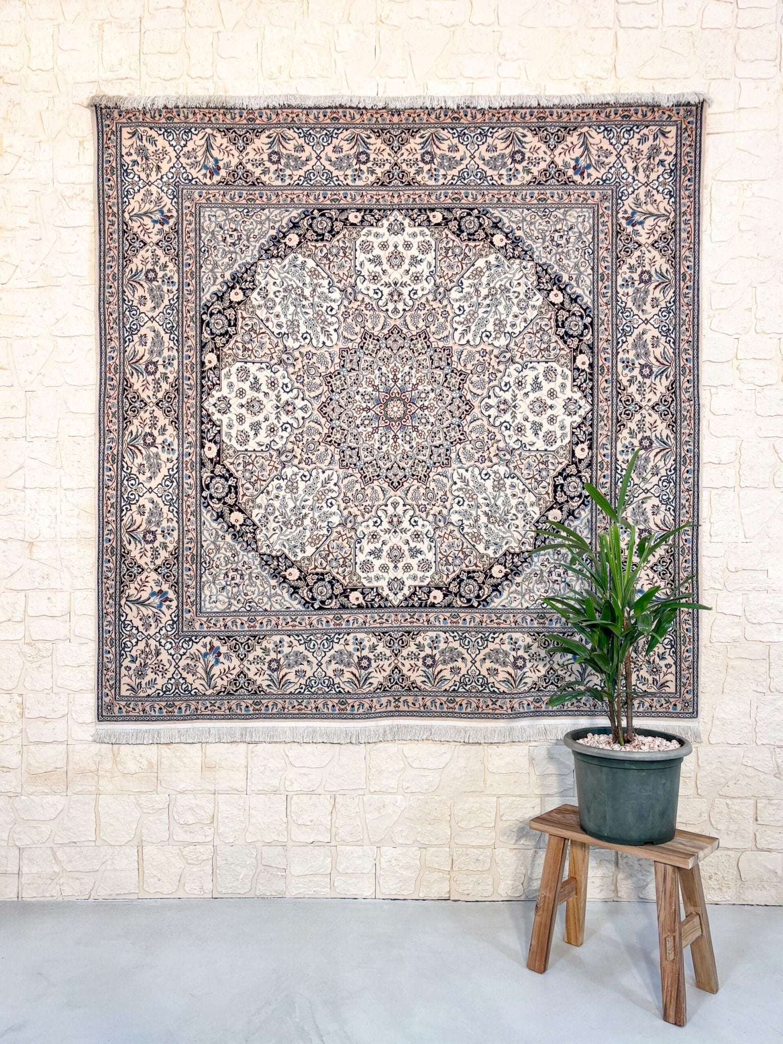 Tapis persan Naïn 6La 200x205cm fait main avec médaillon central bleu et motifs floraux