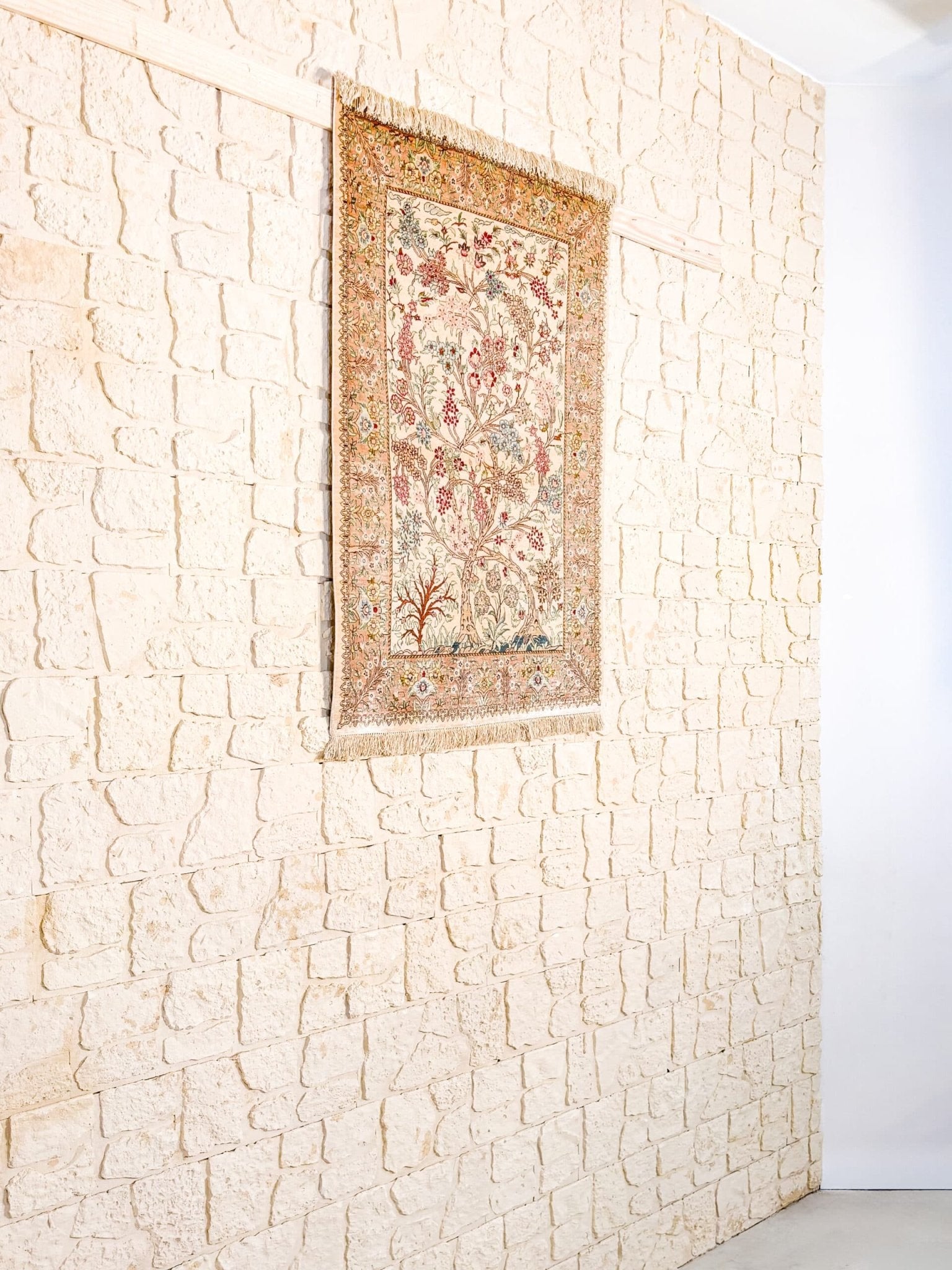 Détail motif Arbre de Vie tapis Ghoum persan soie fait main finesse exceptionnelle artisanat iranien