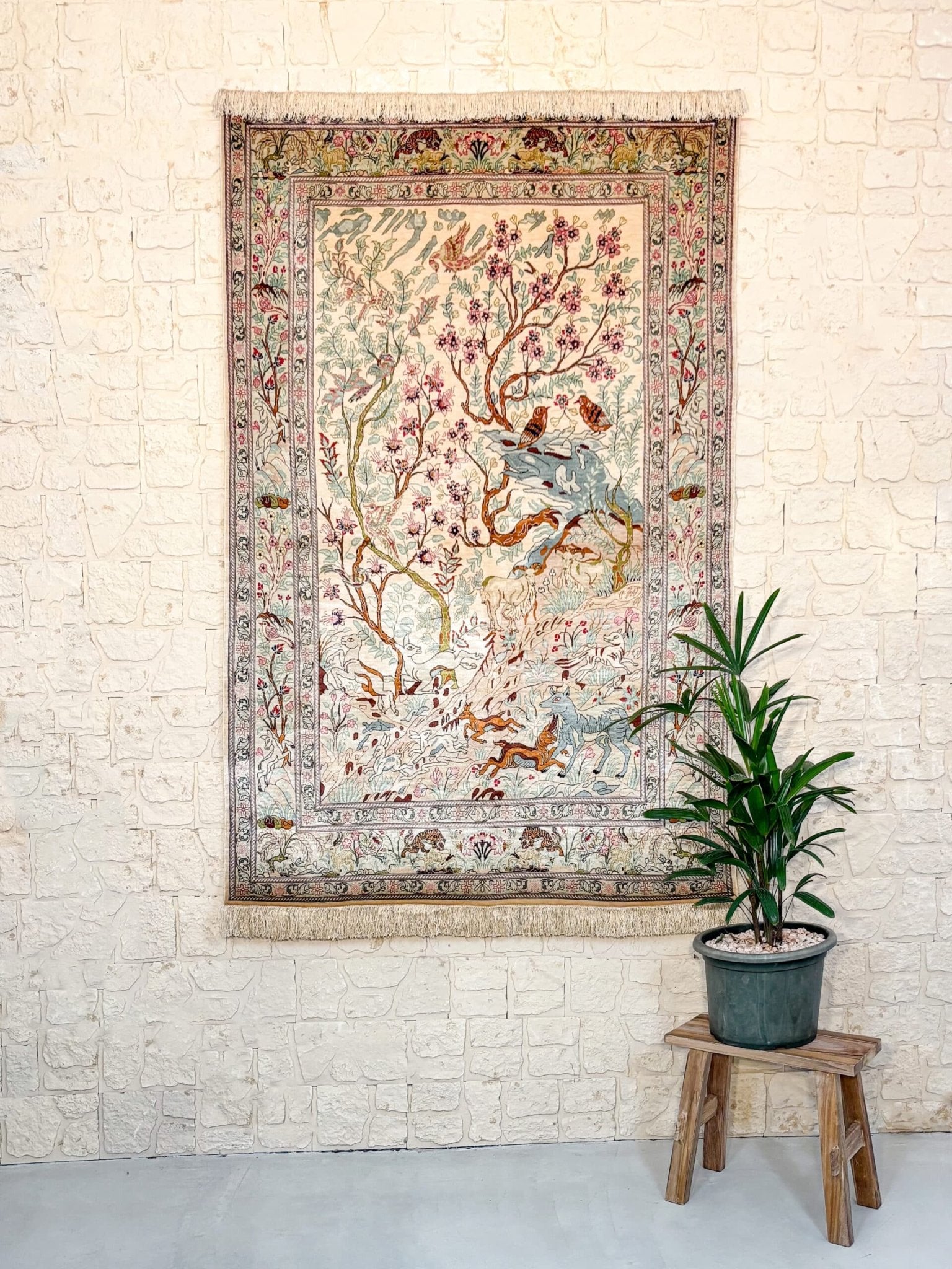 Tapis Ghoum Iran en soie motif arbre de vie 199x128cm fait main avec motifs persans traditionnels