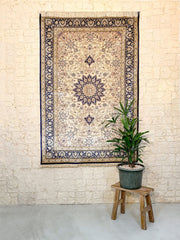 Tapis Ghoum Soie Persan 200x133 cm médaillon bleu noué main trame soie Iran