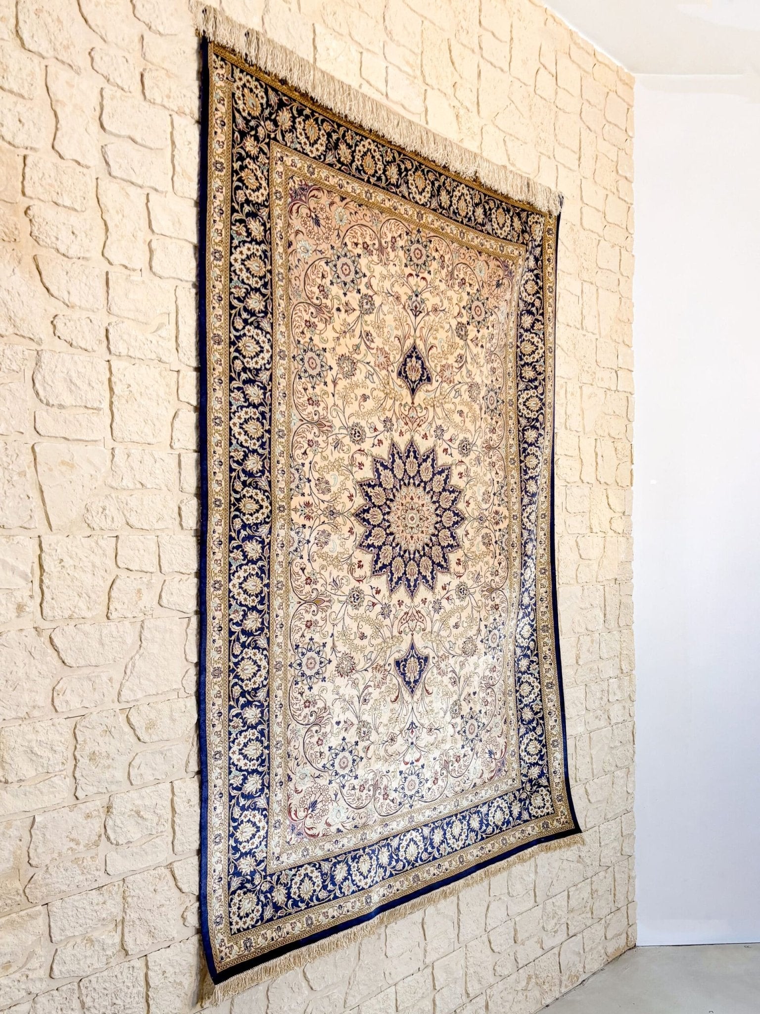 Détail médaillon bleu tapis Ghoum persan soie fait main finesse exceptionnelle artisanat iranien