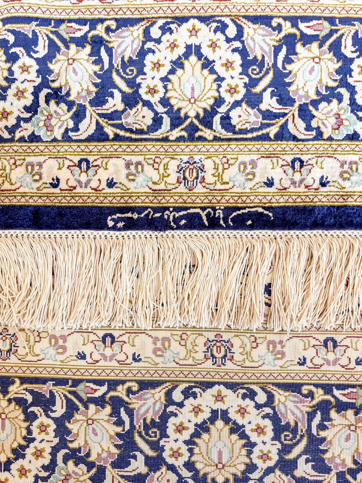 Tapis Ghoum persan 100% soie 200x133 cm médaillon bleu noué main trame soie Iran signature