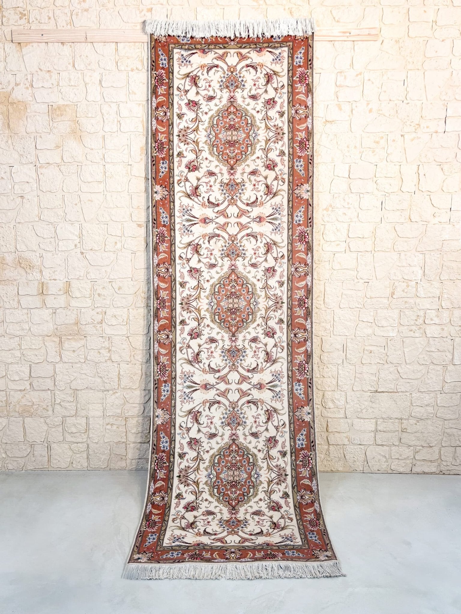 Tapis Tabriz fait main en laine – vue de face, 320 × 93 cm – Baba Rug, Paris
