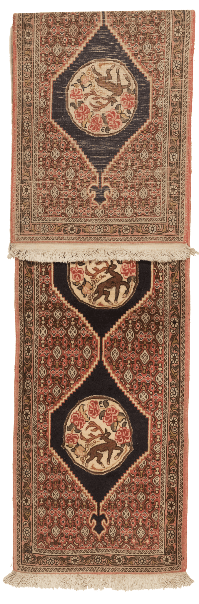 Détail motifs géométriques tapis Senneh persan runner fait main laine nouée artisanat iranien