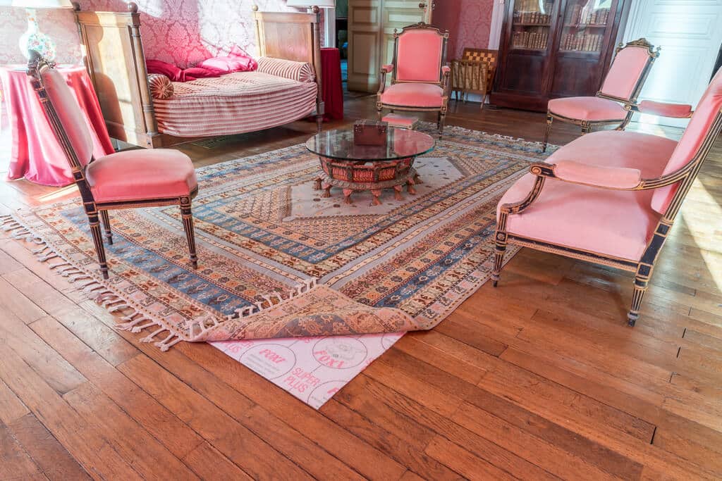 Anti derapant Foxi Super plus sur parquet avec chaises roses