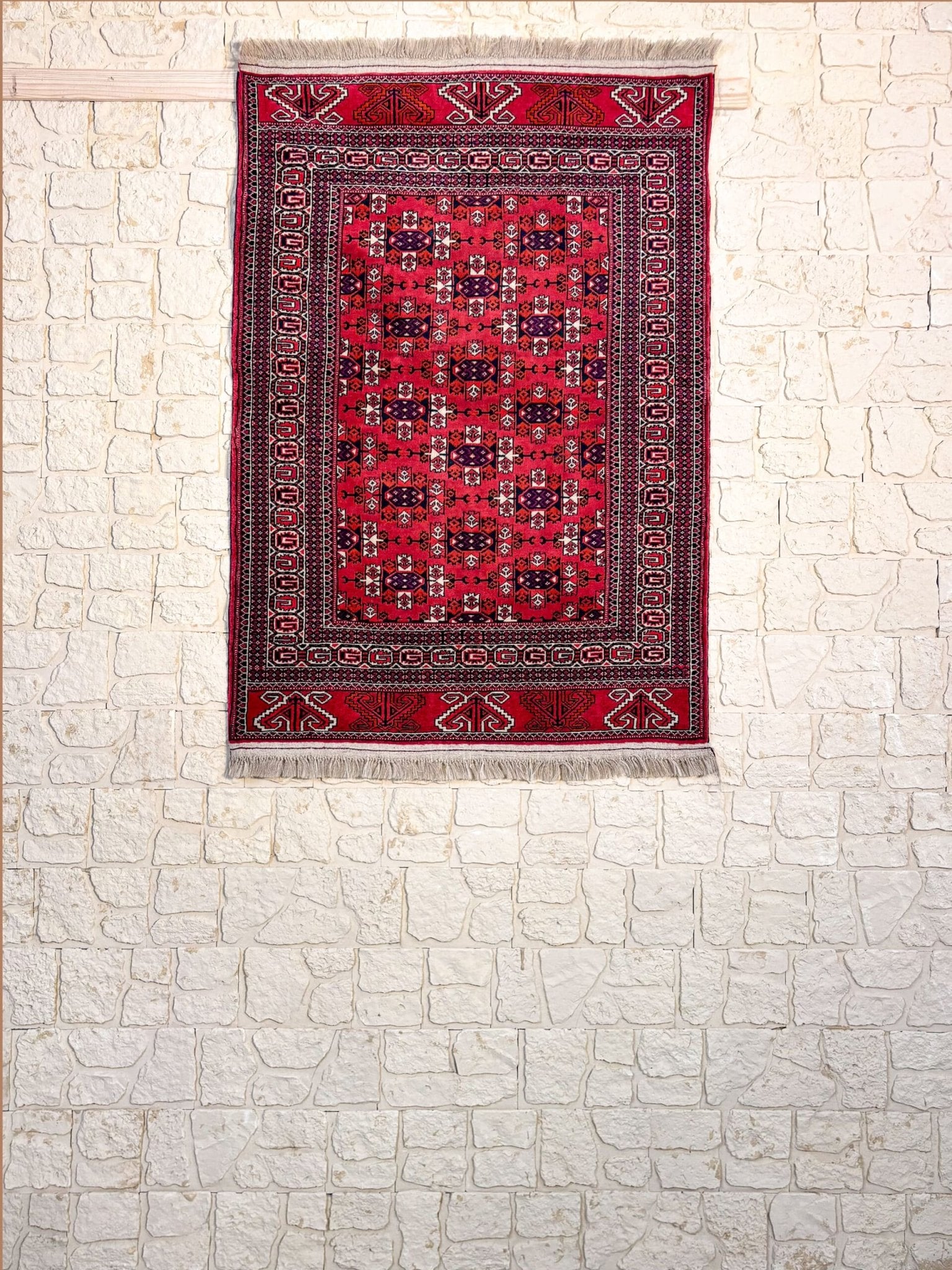Tapis Yomut fait main en laine – vue de face, 144x101cm – Baba Rug, Paris