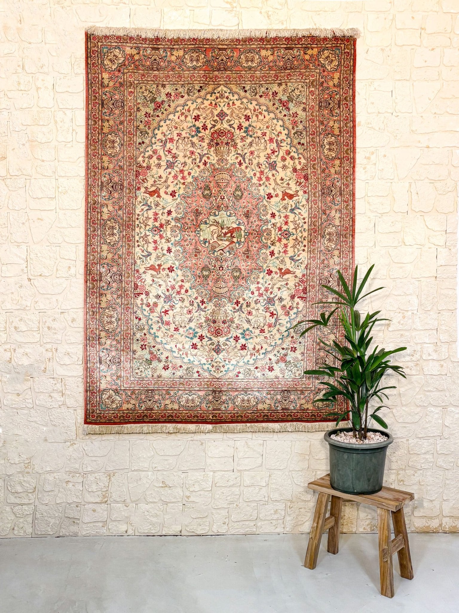 Tapis Ghoum Iran en soie beige 200x138cm fait main avec motifs persans traditionnels