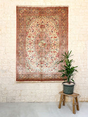 Tapis Ghoum Iran en soie beige 200x138cm fait main avec motifs persans traditionnels