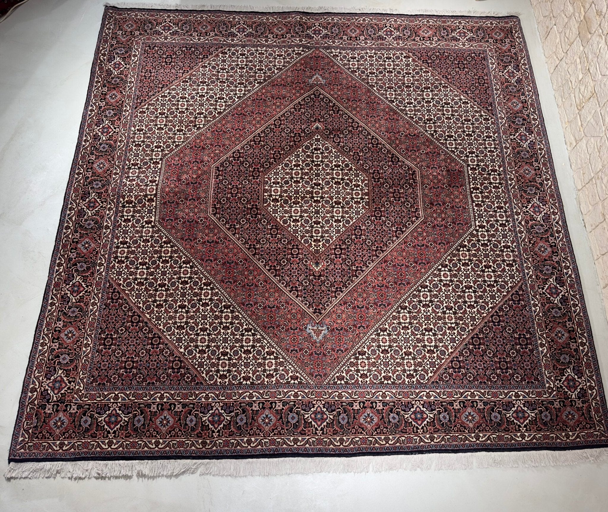 Tapis Bidjar persan fait main en laine – vue de face, 254 × 250 cm – Baba Rug, Paris
