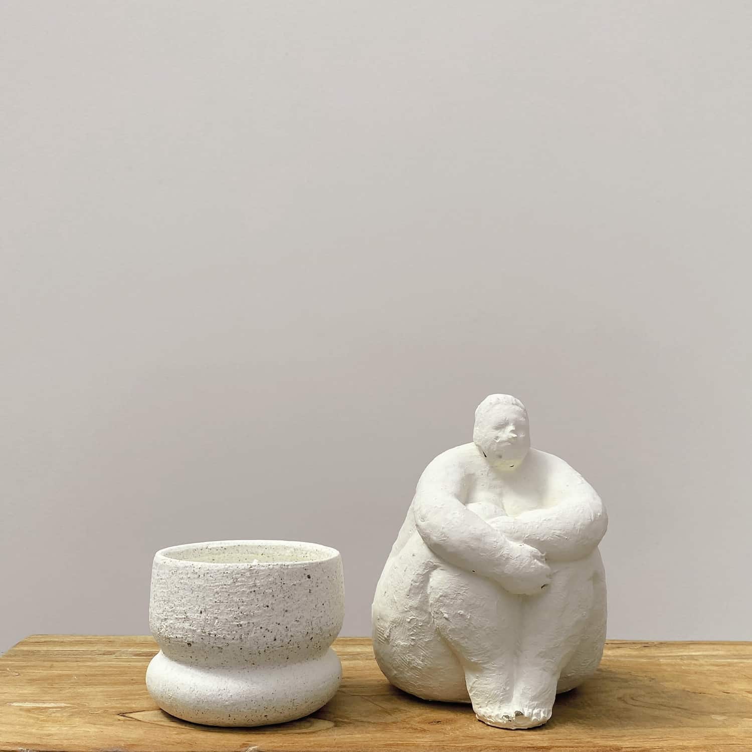 Déco femme Assise écru