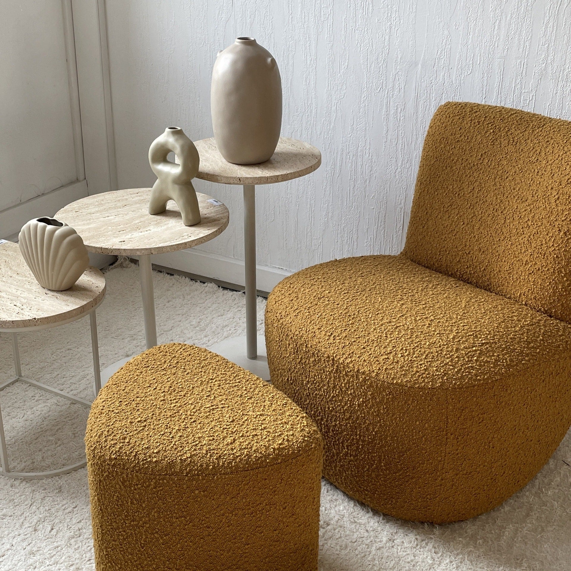 Fauteuil Eve tissu bouclette ocre - Baba Rug