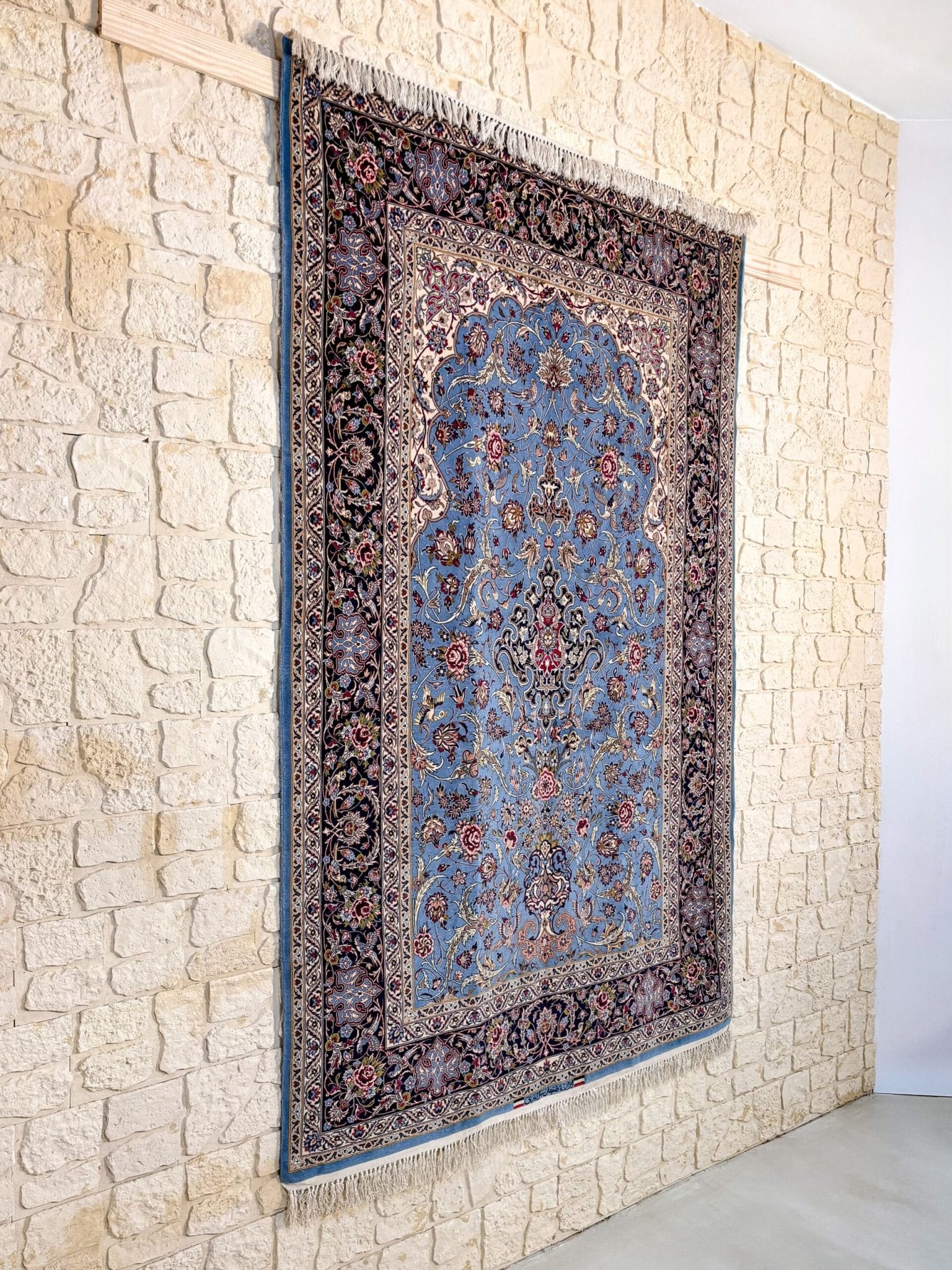 Détail motifs floraux tapis Ispahan persan 227x145 cm – tissage artisanal