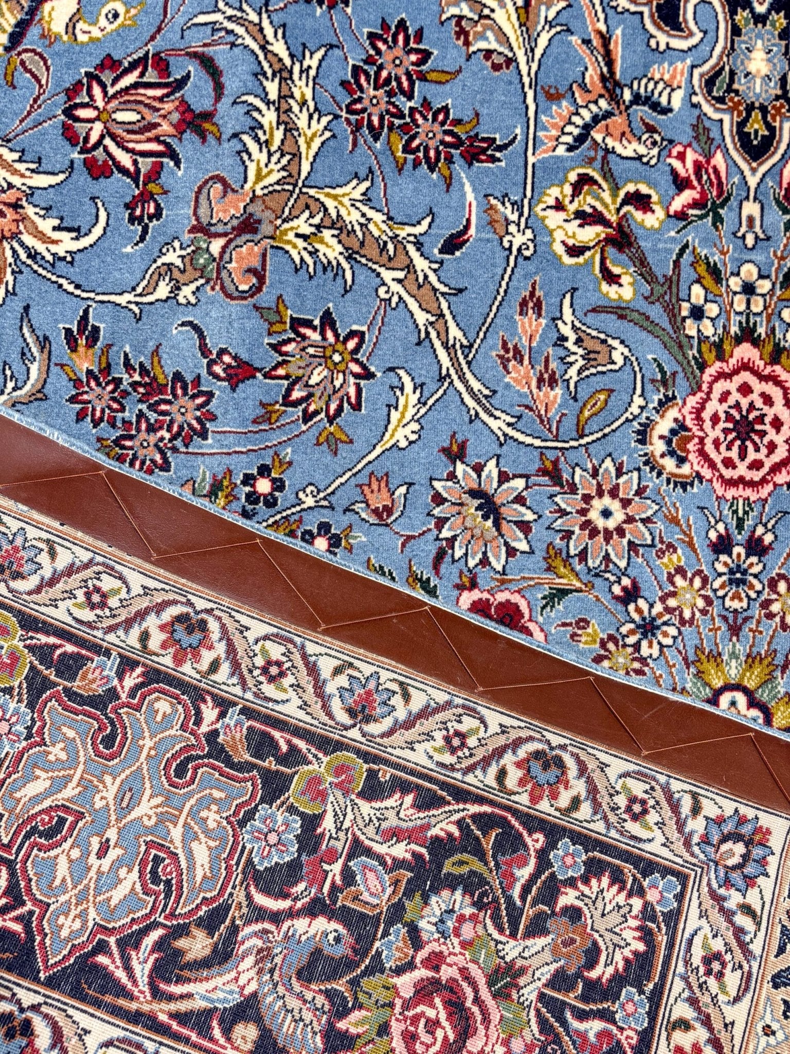 Gros plan texture laine tapis Ispahan fait main – qualité premium