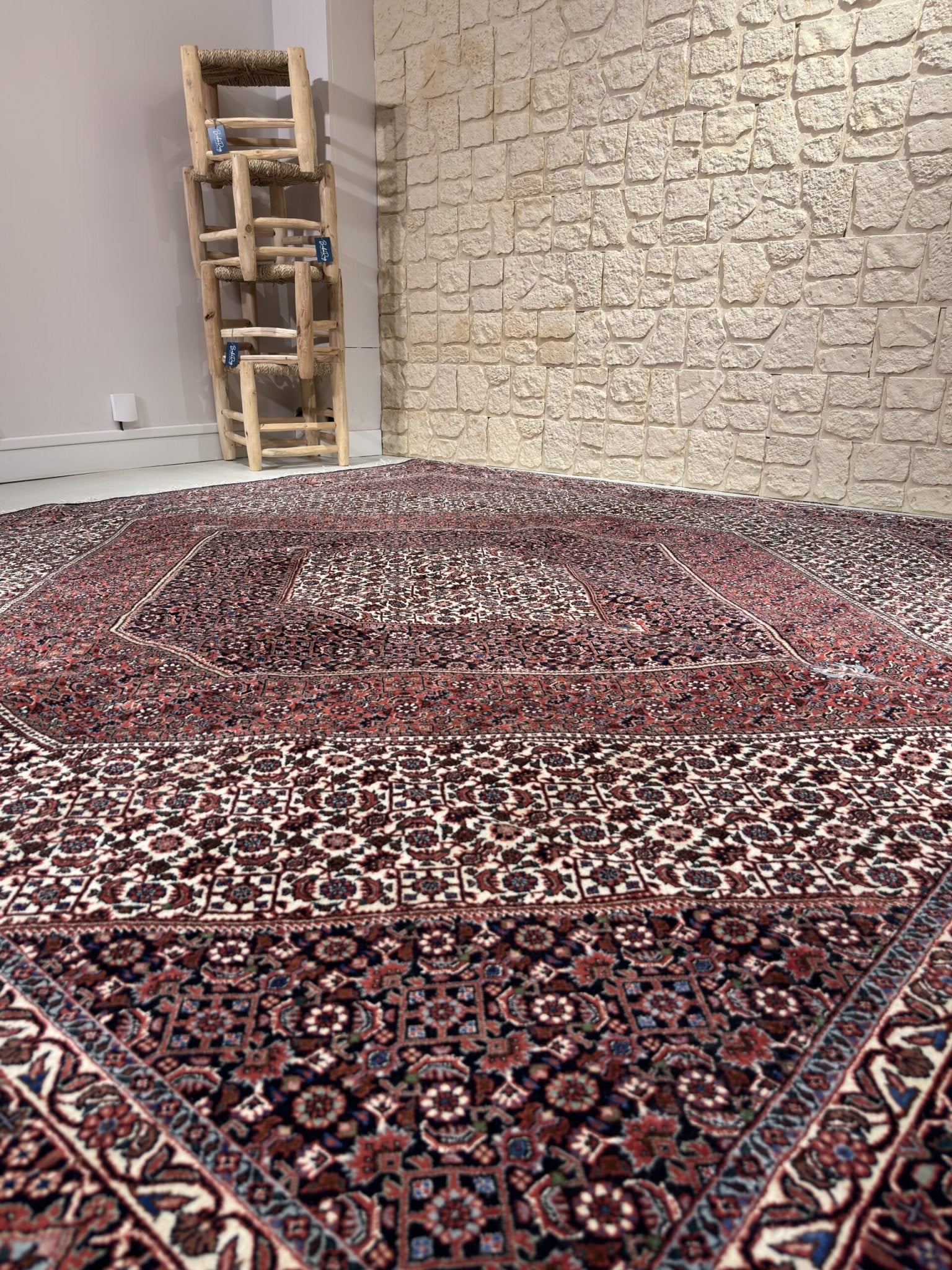 Grand tapis oriental Bidjar 254 x 250 cm fait main en laine – vue en perspective