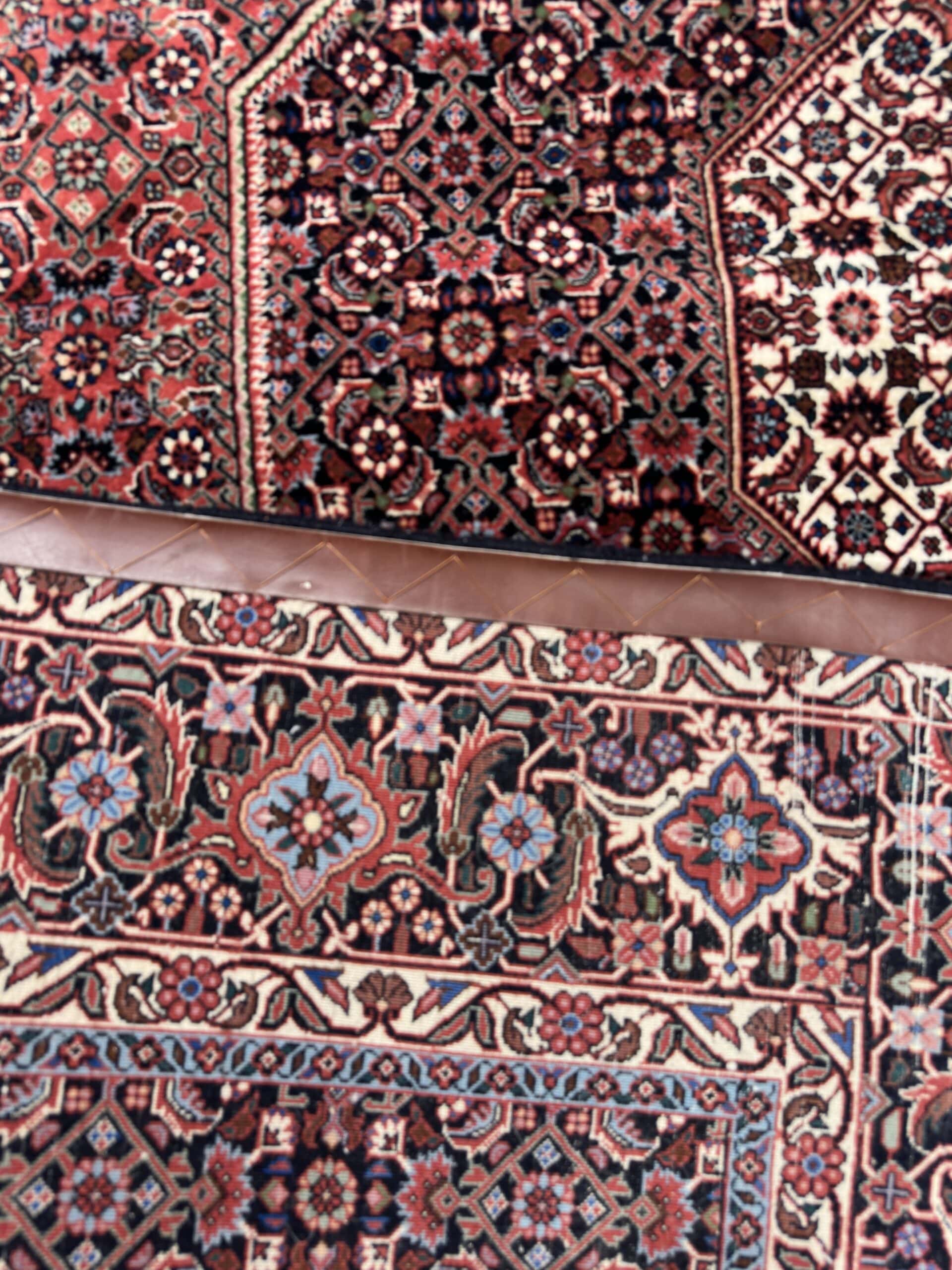 Texture et nouage dense d’un tapis Bidjar d’Iran fait main 254 x 250 cm