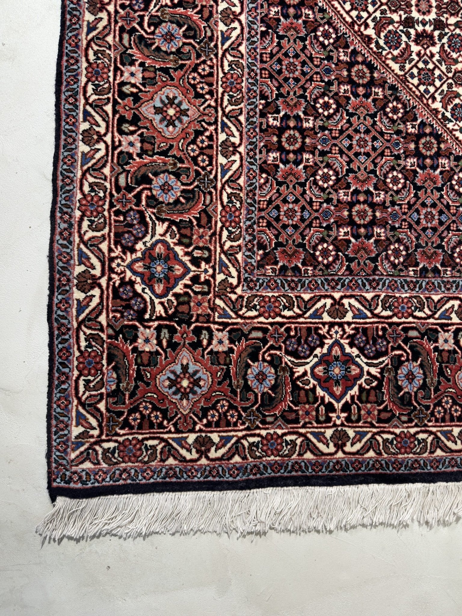 Détail des motifs traditionnels d’un tapis persan Bidjar fait main 254 x 250 cm