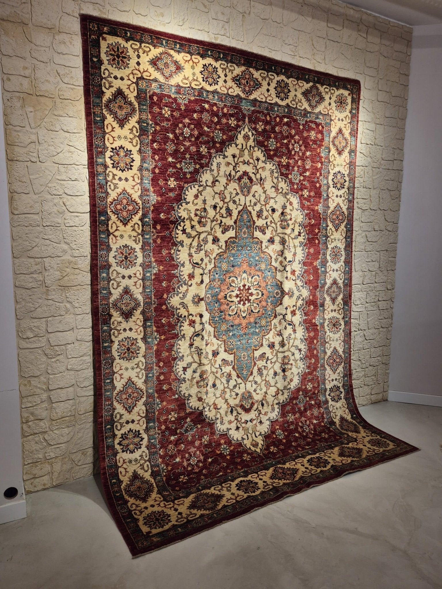 Tapis Afghan Ziegler fait main en laine – vue de latérale, 316 × 207 cm – Baba Rug, Paris