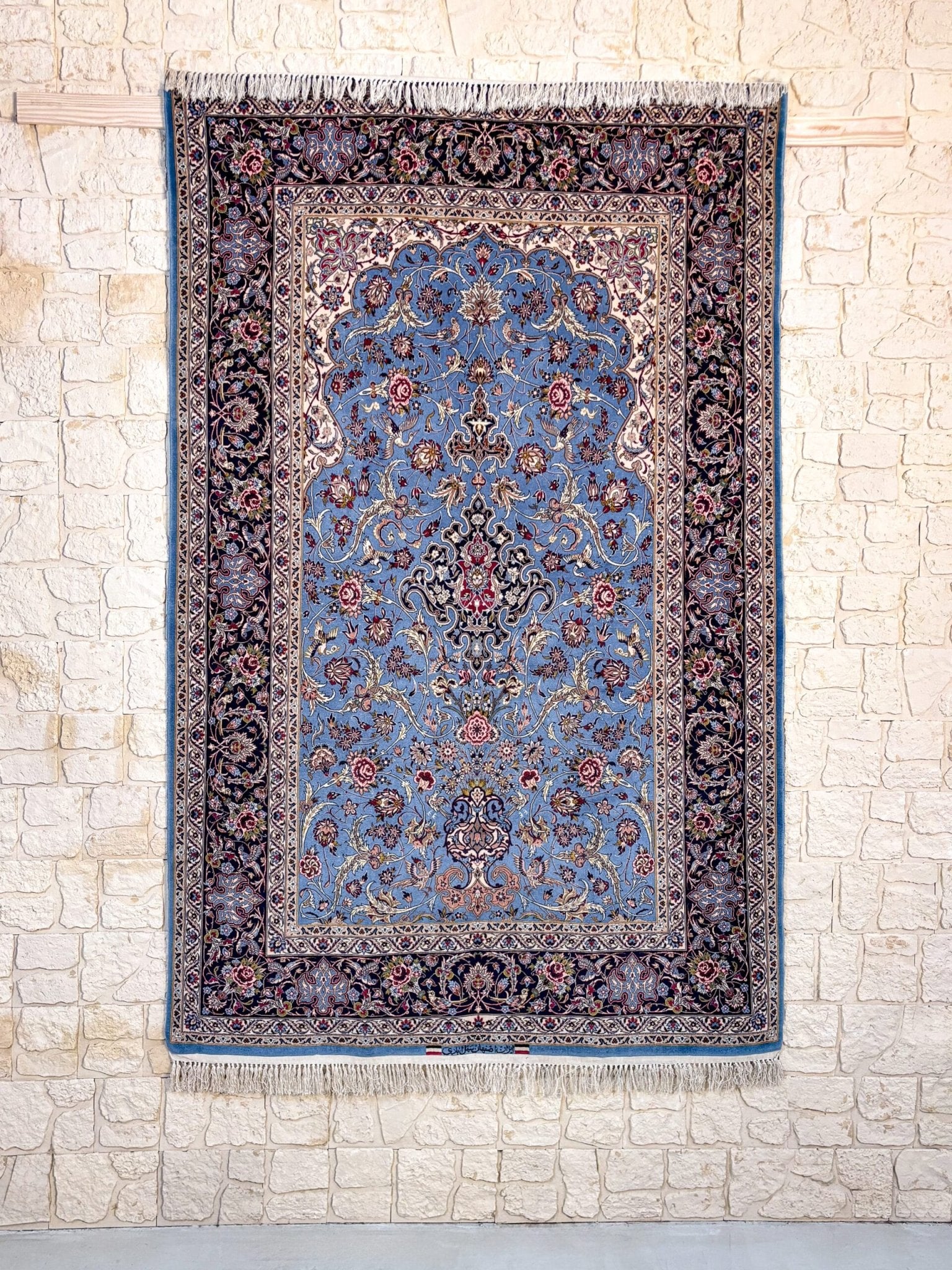 Tapis Ispahan persan fait main en laine – vue de face, 227 × 145 cm – Baba Rug, Paris