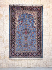 Tapis Ispahan persan fait main en laine – vue de face, 227 × 145 cm – Baba Rug, Paris