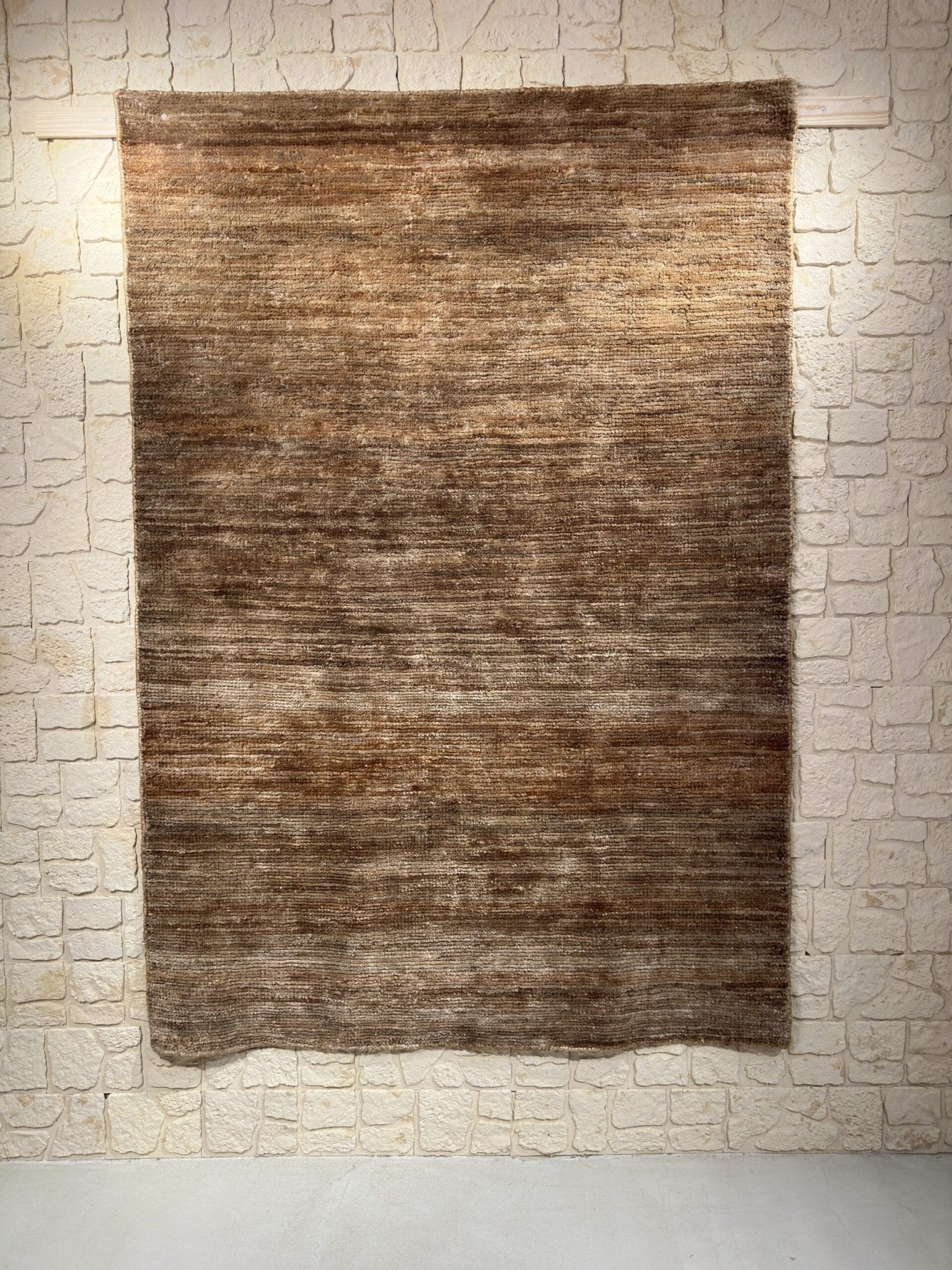 Tapis en jute et laine fait main en Inde – vue de face, 230 × 160 cm – Baba Rug, Paris
