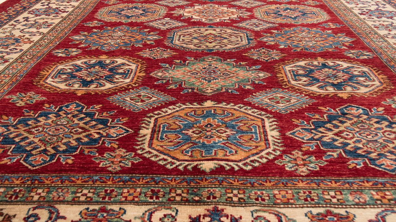 Détails motifs et couleurs profondes tapis kazak 290x201cm