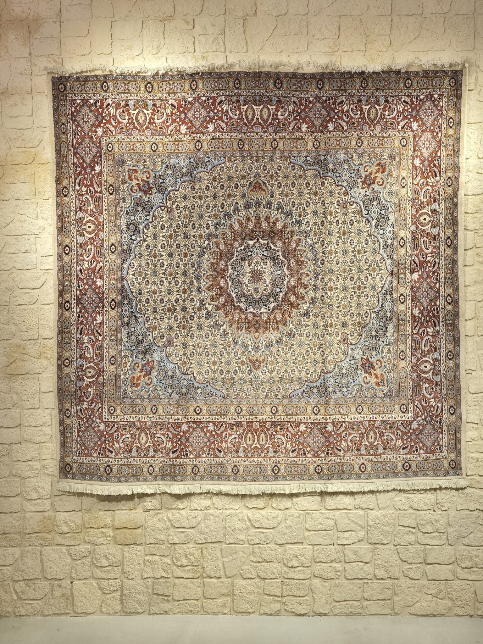 Tapis Moud persan en laine fait main carré de 200x200cm fond blanc et motif centrale médaillon.Baba Rug