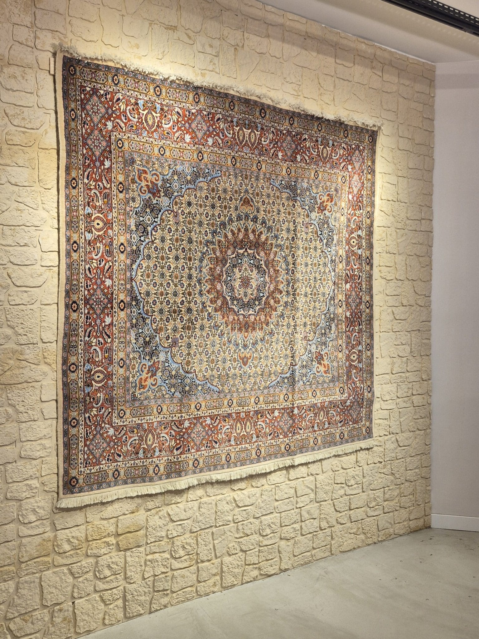 Tapis Moud persan en laine fait main carré de 200x200cm fond blanc et motif centrale médaillon.Baba Rug