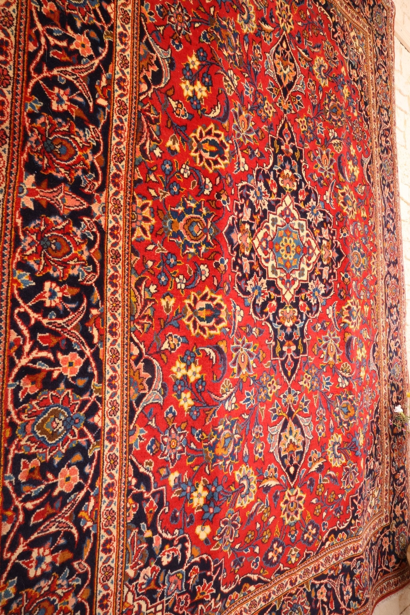 Vue latérale zoom tapis Kashan - Épaisseur et qualité de la laine persane