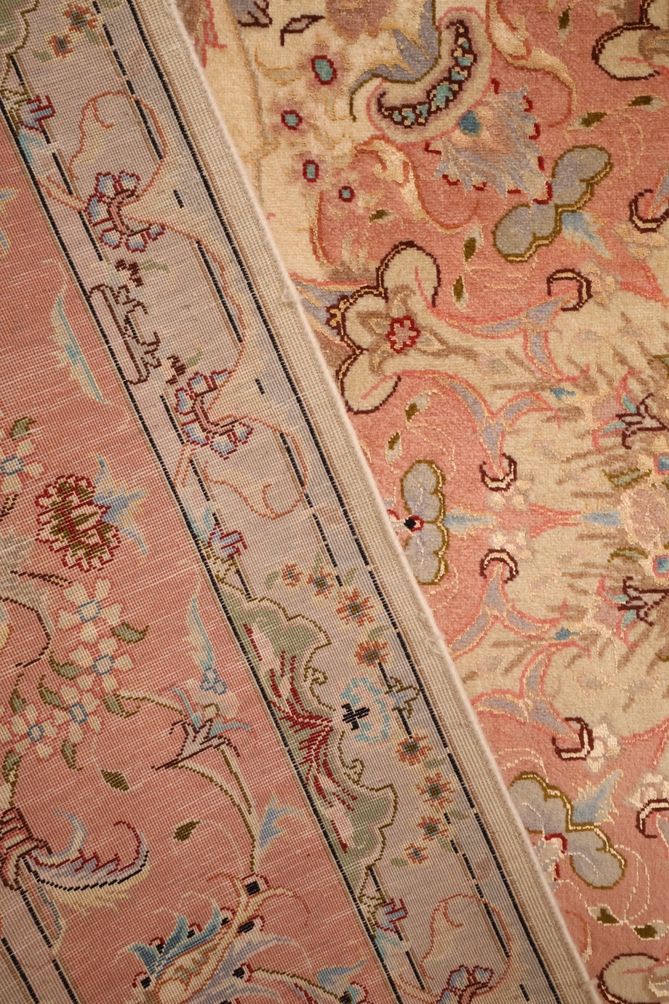 Tapis persan Tabriz en laine et soie tissé main, 304 x 203 cm, motifs classiques raffinés — Baba Rug dos
