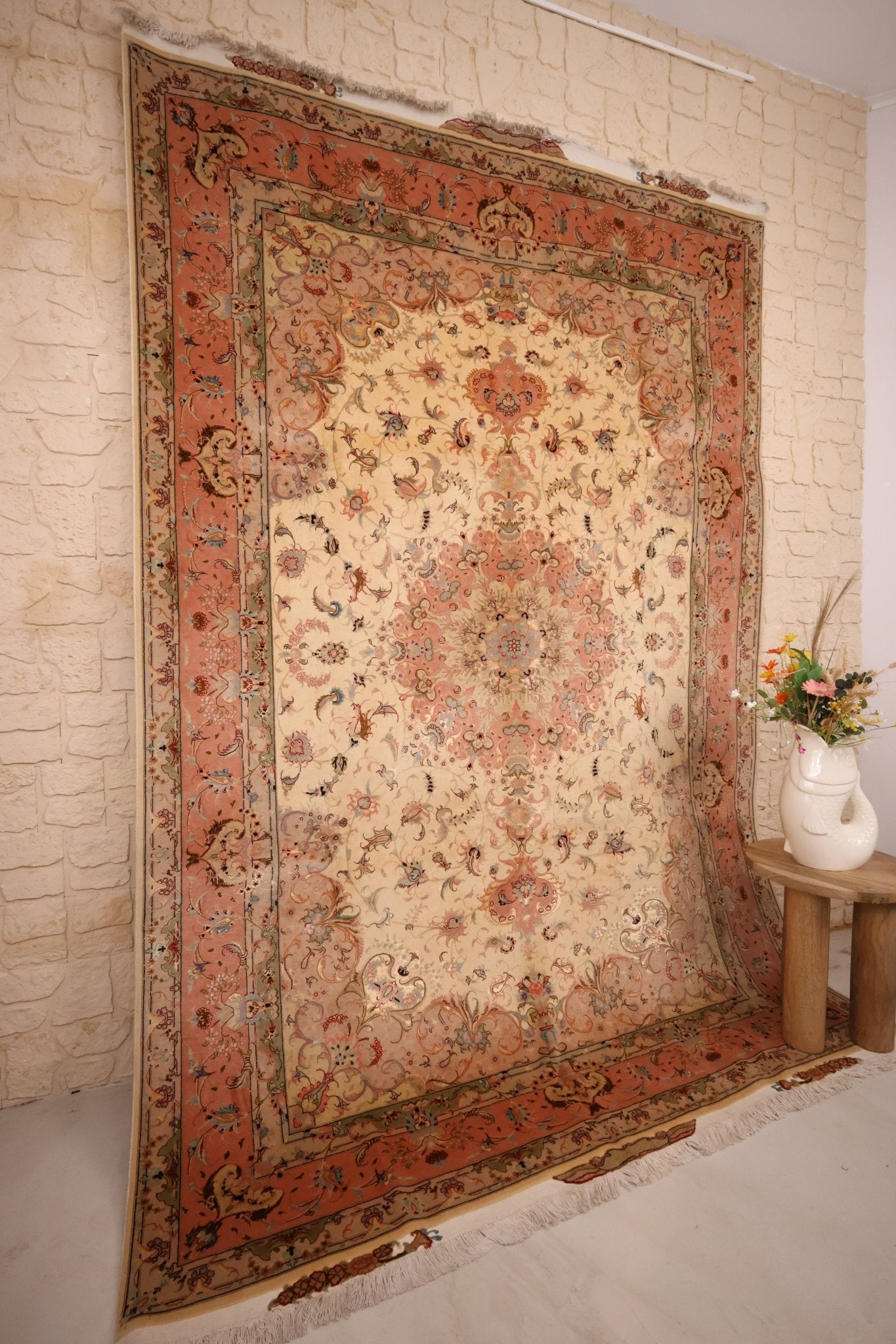 Tapis persan Tabriz en laine et soie tissé main, 304 x 203 cm, motifs classiques raffinés — Baba Rug latérale