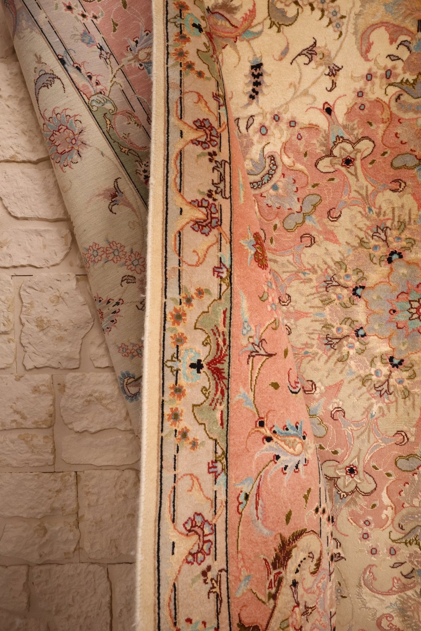 Tapis persan Tabriz en laine et soie tissé main, 304 x 203 cm, motifs classiques raffinés — Baba Rug relief