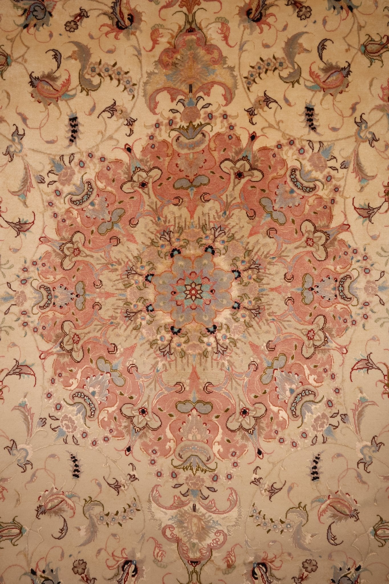 Tapis persan Tabriz en laine et soie tissé main, 304 x 203 cm, motifs classiques raffinés — Baba Rug zoom