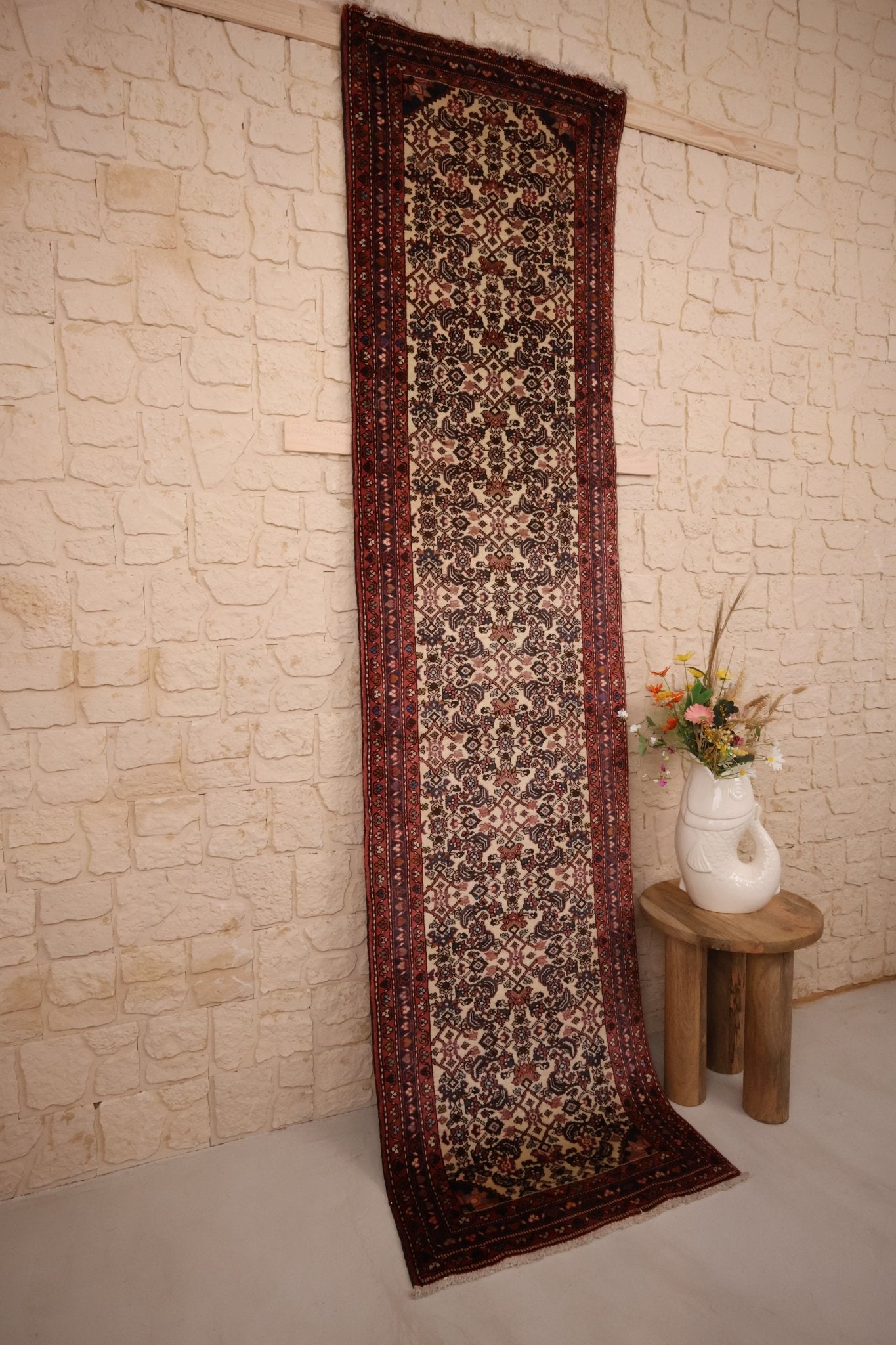 Tapis couloir Hamadan oriental  en laine tissé main, 292 x 67 cm, motifs caucasiens, coloris naturels — Baba Rug - vu latéral