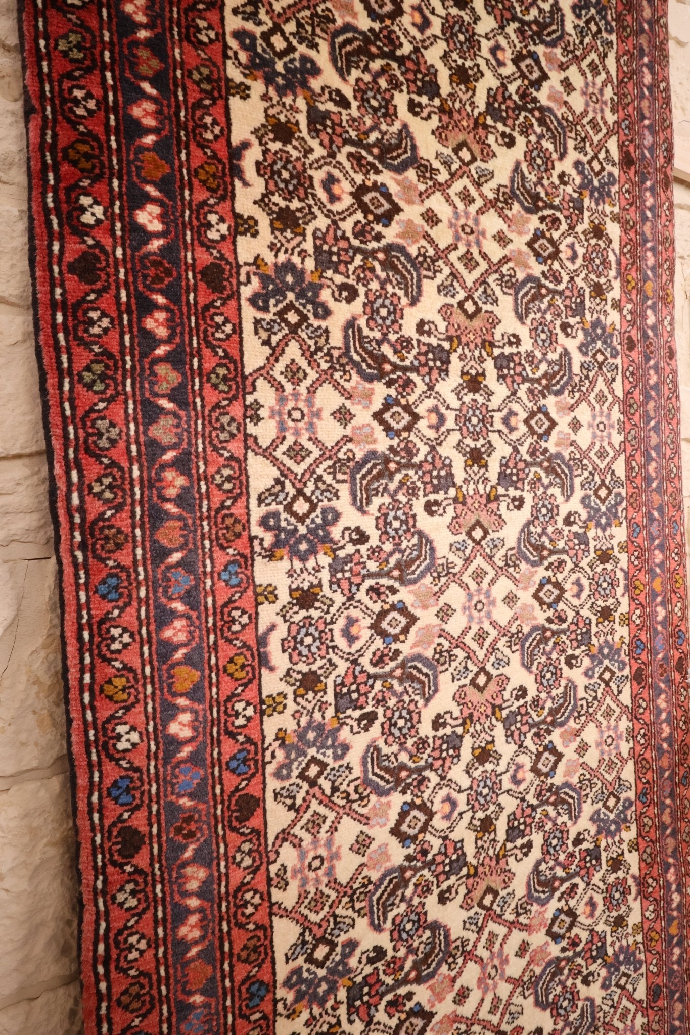 Tapis couloir Hamadan  oriental en laine tissé main, 292 x 67 cm, motifs caucasiens, coloris naturels —  vu latérale