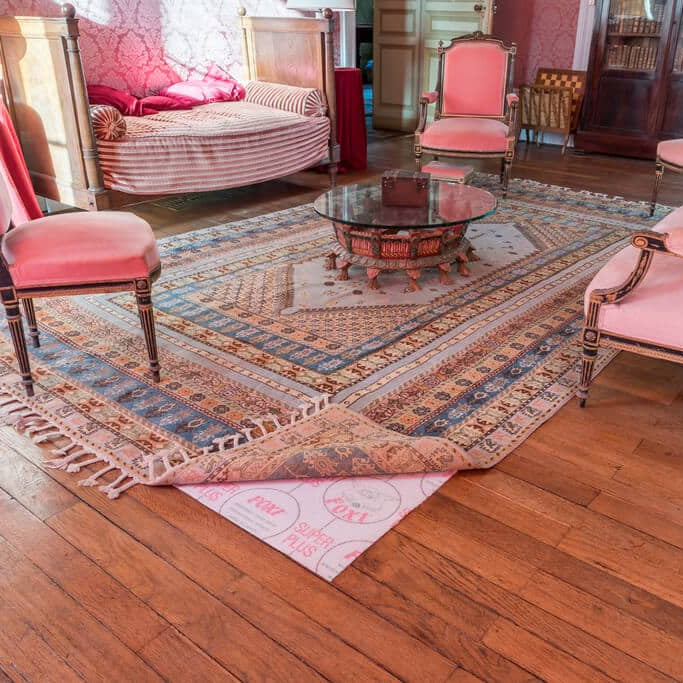 Anti derapant Foxi Super plus sur parquet avec chaises roses
