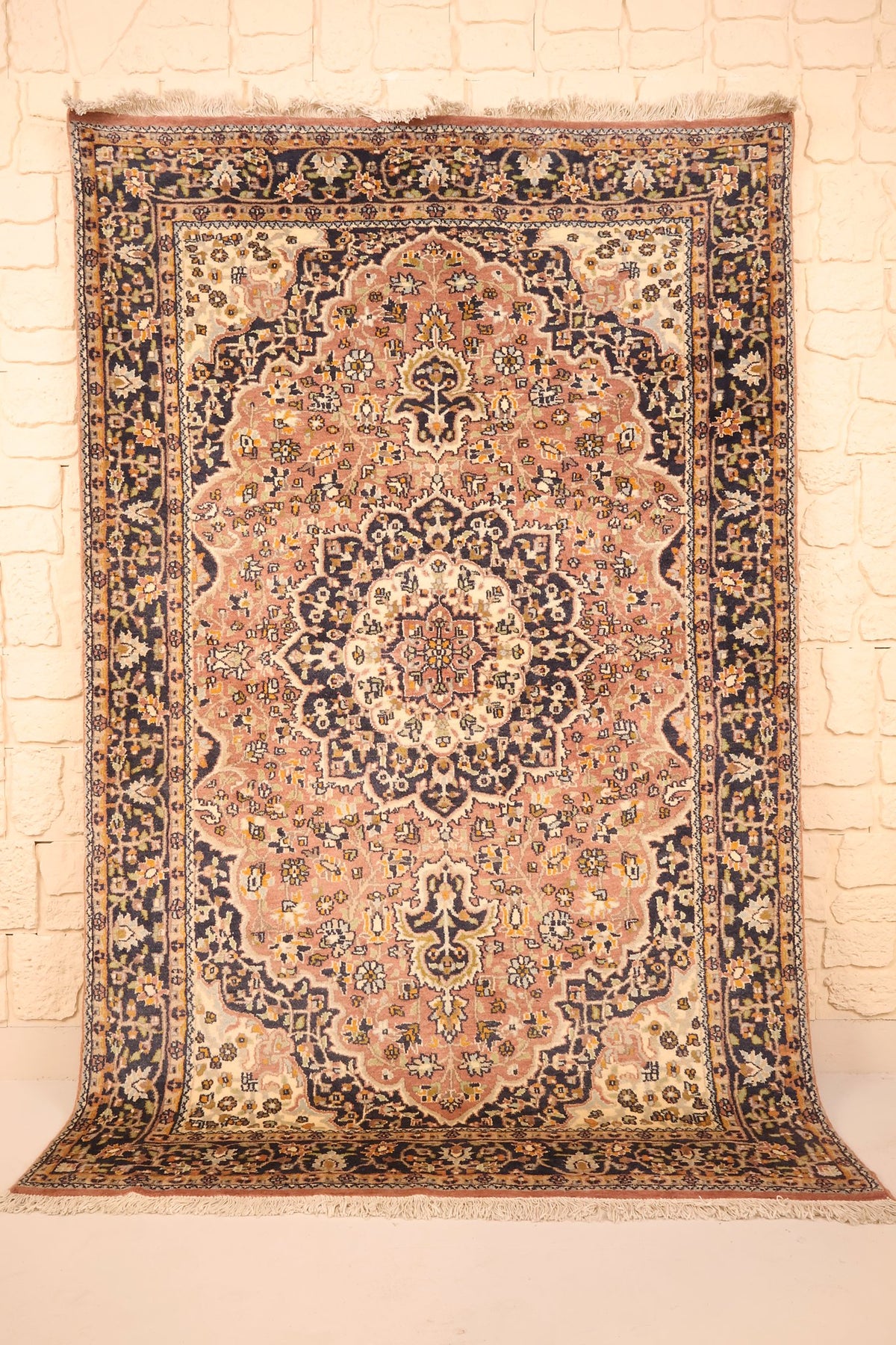 Tapis Agra rose 175 × 123 cm, vue d'ensemble avec médaillon ivoire et bordure bleu nuit