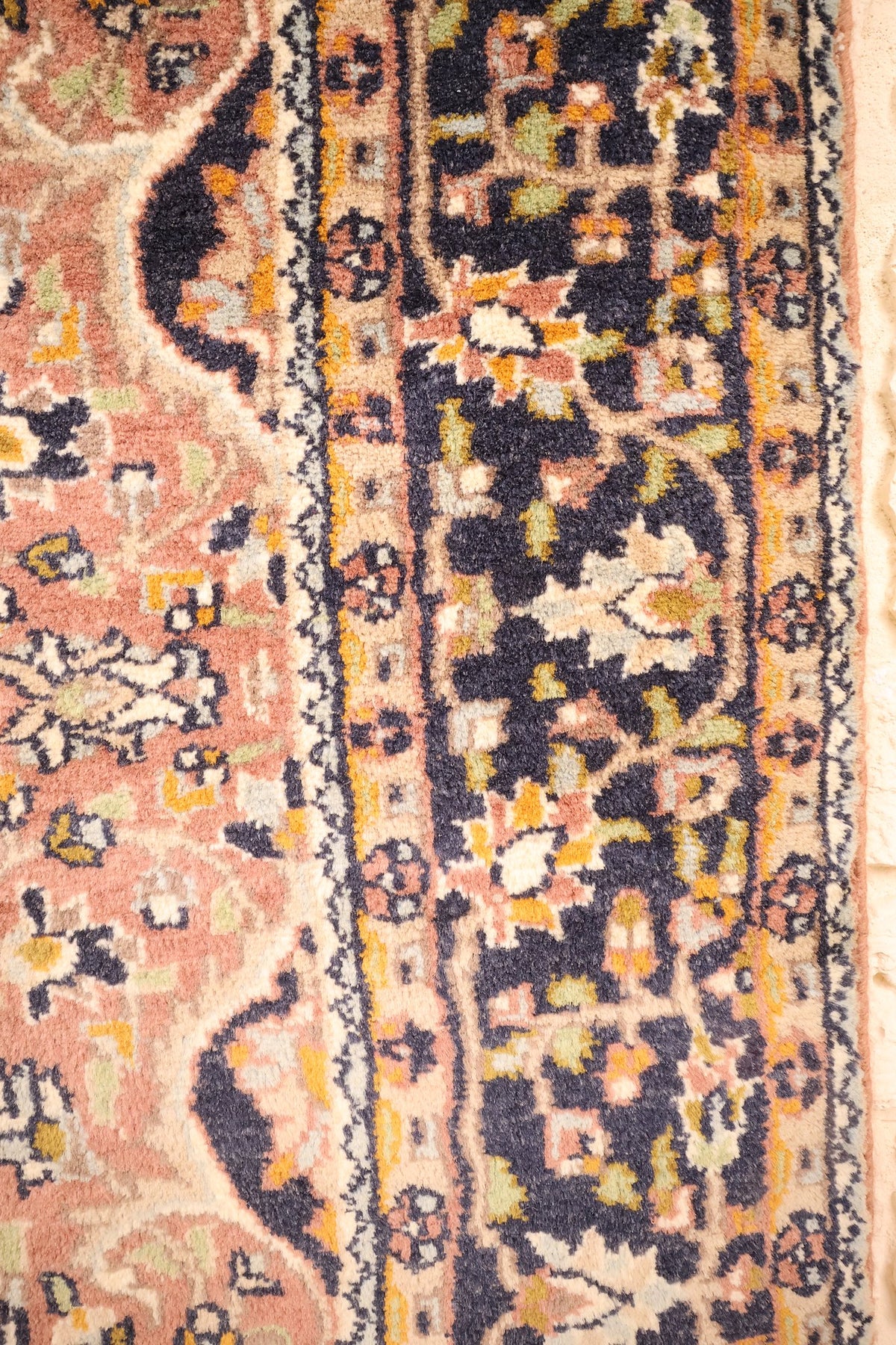 Bordure bleu nuit à guirlande de fleurs du tapis Agra, contre-bordures rose et ivoire