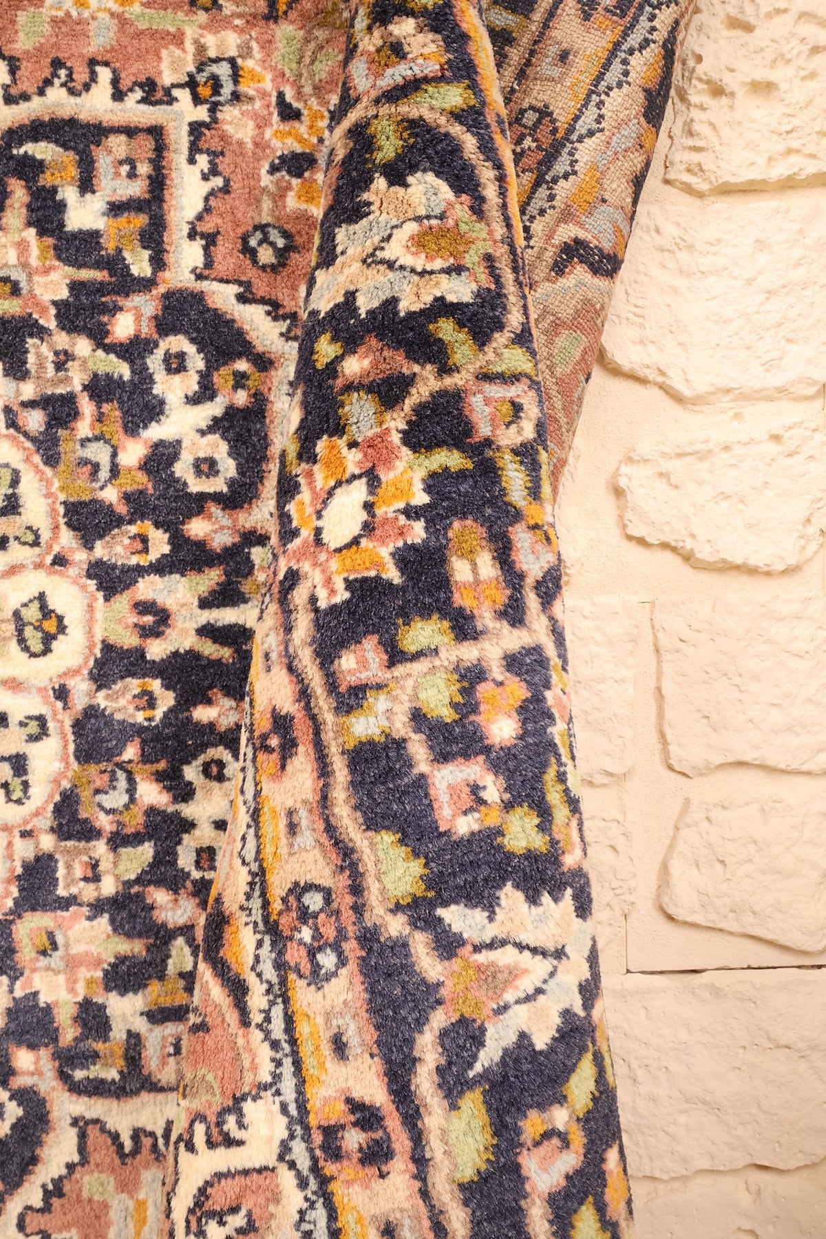 Coin replié du tapis Agra, écoinçons bleu nuit et petites palmettes