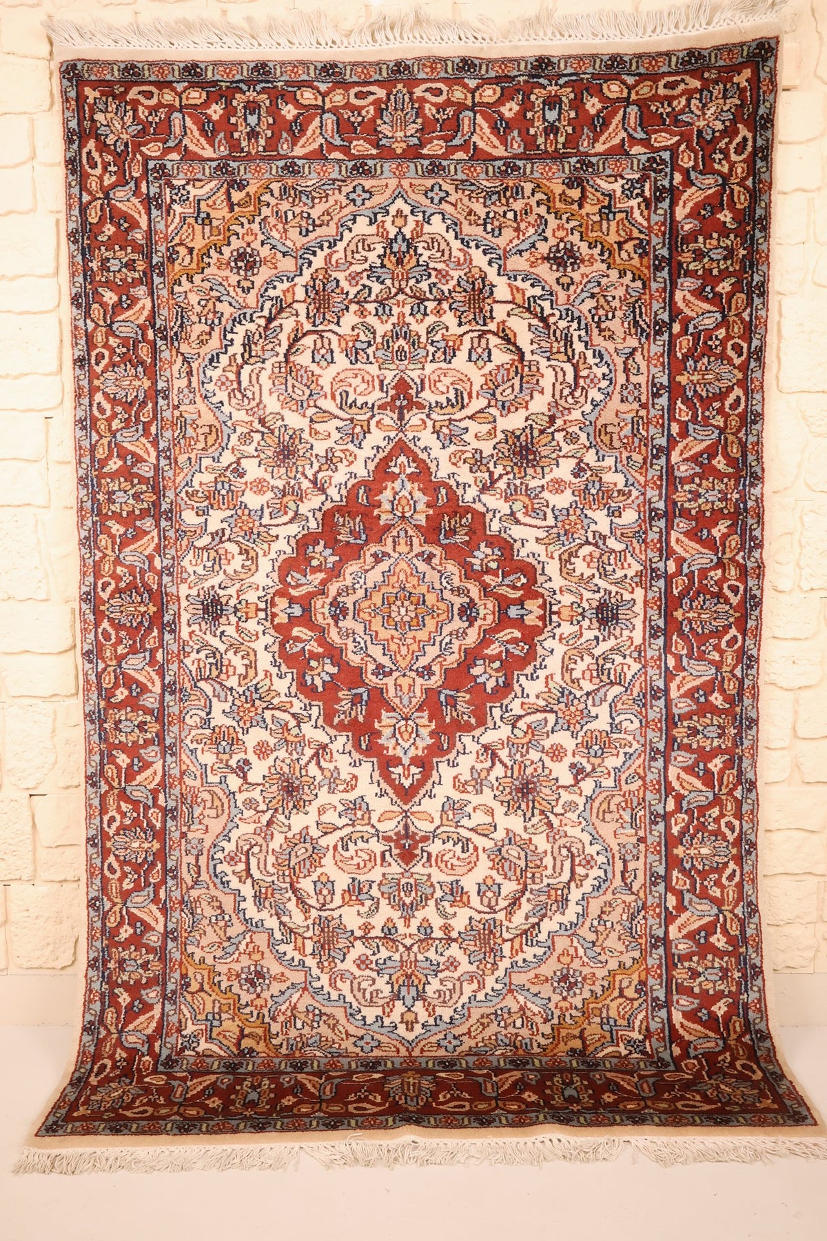 Tapis Agra beige 190 × 120 cm, vue d'ensemble du champ ivoire et du médaillon rouge
