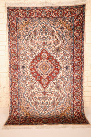 Tapis Agra beige 190 × 120 cm, vue d'ensemble du champ ivoire et du médaillon rouge
