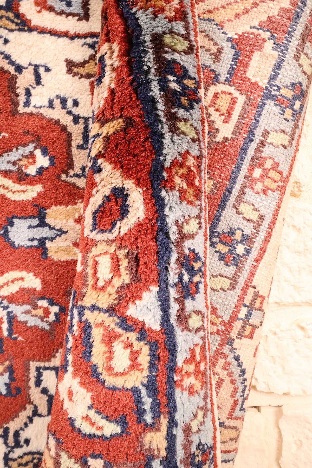 Tapis Agra rouge et bleu, pli révélant l'envers et la densité des nœuds