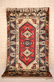 Tapis Anadol rouge 192 × 121 cm, vue d'ensemble de face avec franges claires
