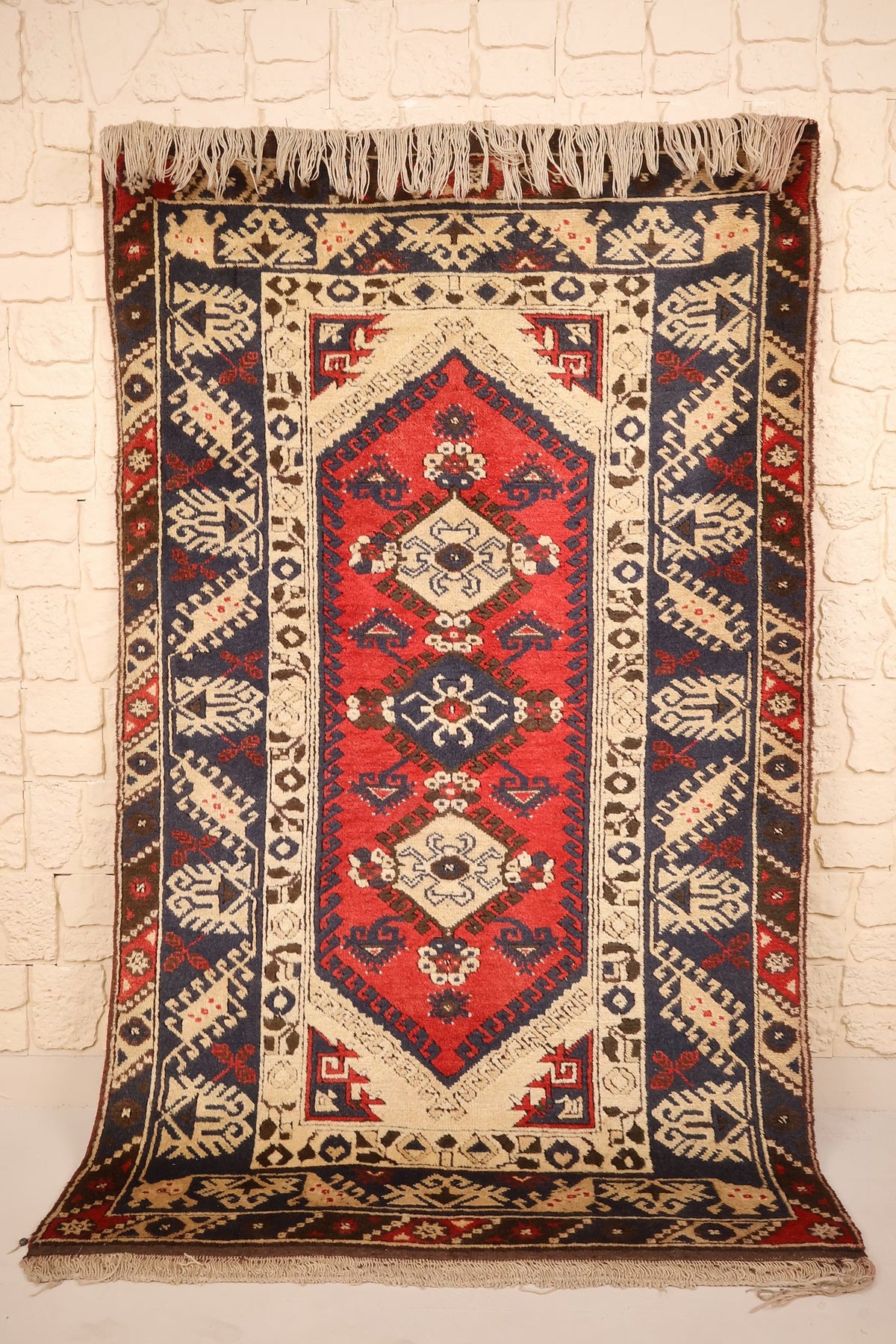 Tapis Anadol rouge 192 × 121 cm, vue d'ensemble de face avec franges claires