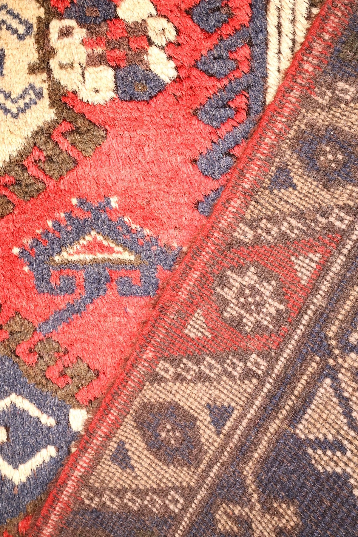 Coin replié du tapis Anadol, champ rouge et bordure brune à étoiles beiges